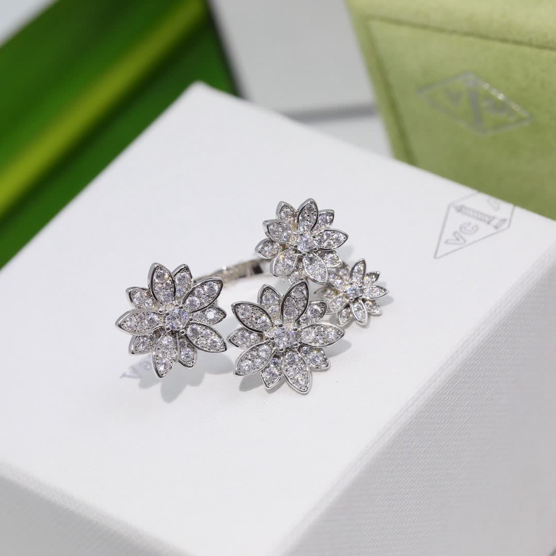Van Cleef & Arpels Elegant Diamond Flower Ring